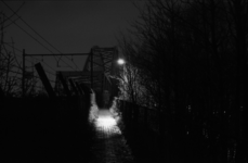 858154 Gezicht op het fietspad langs de DEMKA-brug te Utrecht, bij nacht.